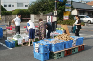 自社農場で育てた野菜を地域の方へ